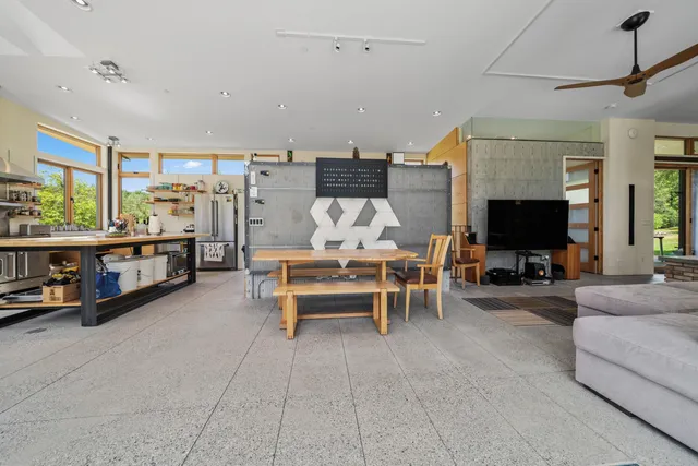 a view of entryway with a window