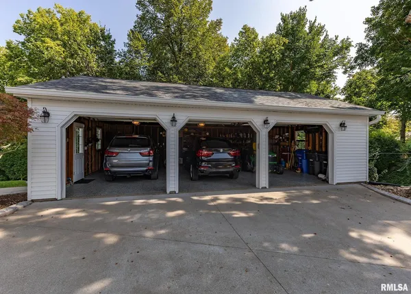 $895,000 | 4510 5th Avenue, Moline, IL 61265