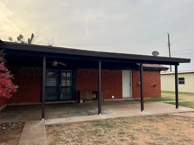 a view of a backyard with plants