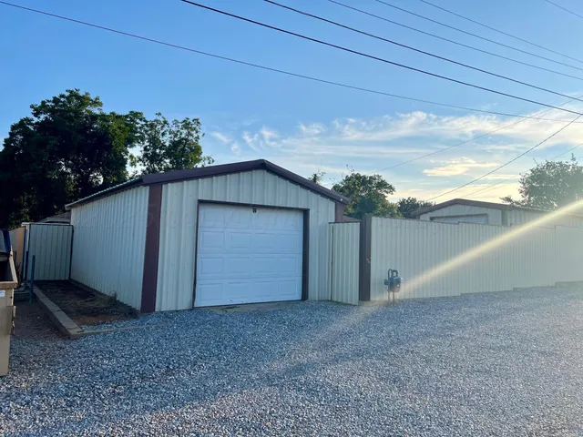 a view of a back yard