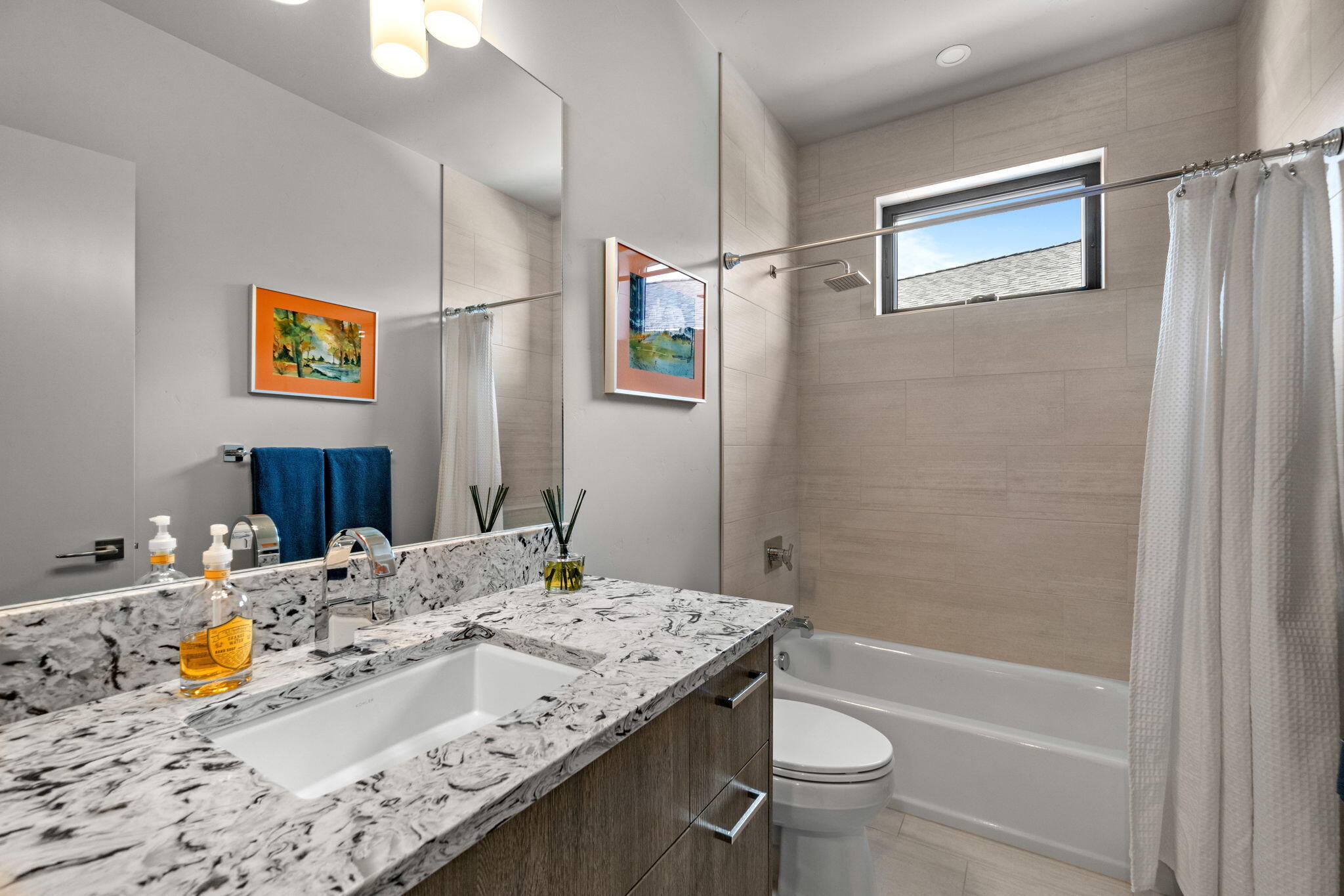 19191 Gateway Loop Bend, OR 97702 - Photo 28 of 60 Full bath with tub/shower.