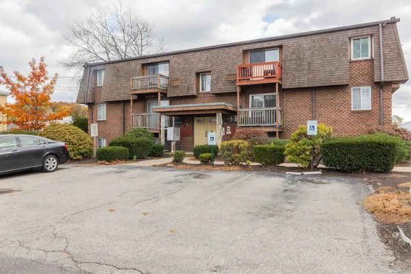 $2,000 | 10 Josephine Street, Unit 205, North Providence, RI 02904