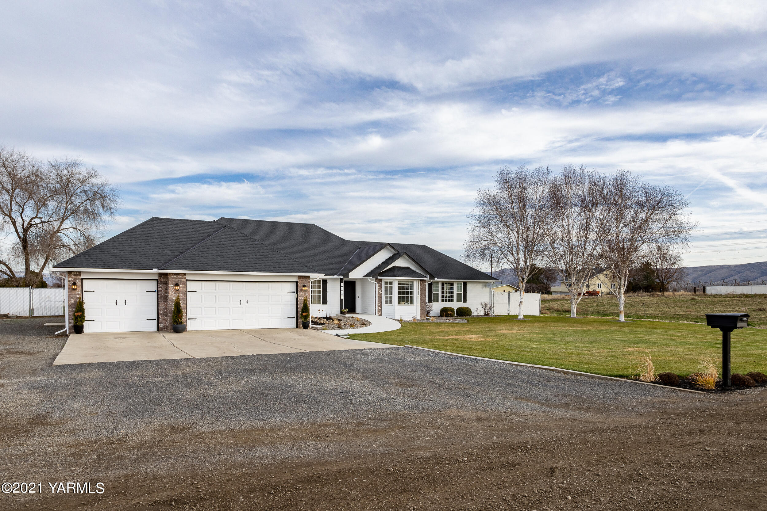 2007 Moore Road Yakima, WA 98908 - Photo 2 of 32 .