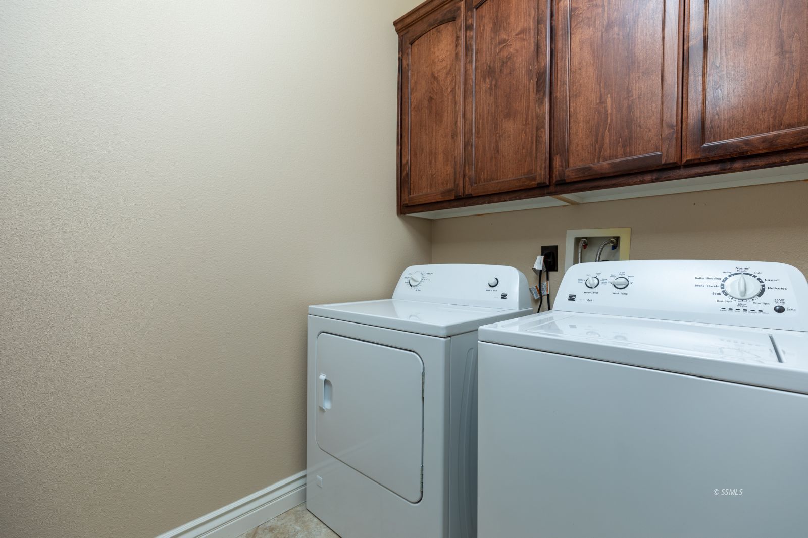 404 Christopher Court Ridgecrest, CA 93555 - Photo 28 of 31 a utility room with dryer and washer