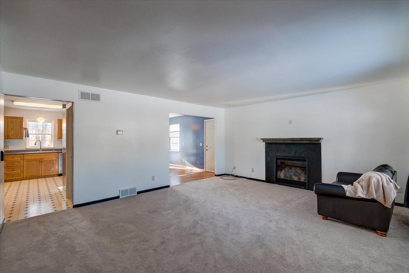 5215 Manitowoc Parkway Madison, WI 53705 - Photo 4 of 31