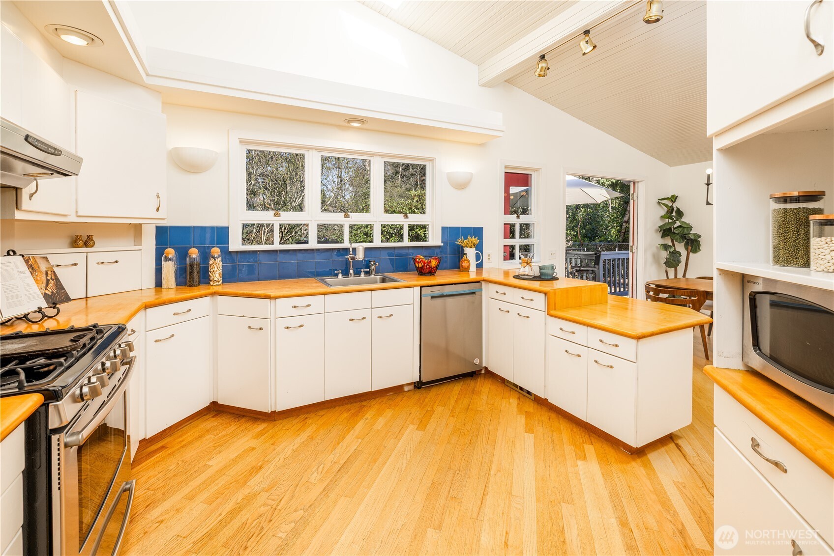 8523 224th Street Southwest Edmonds, WA 98026 - Photo 13 of 38