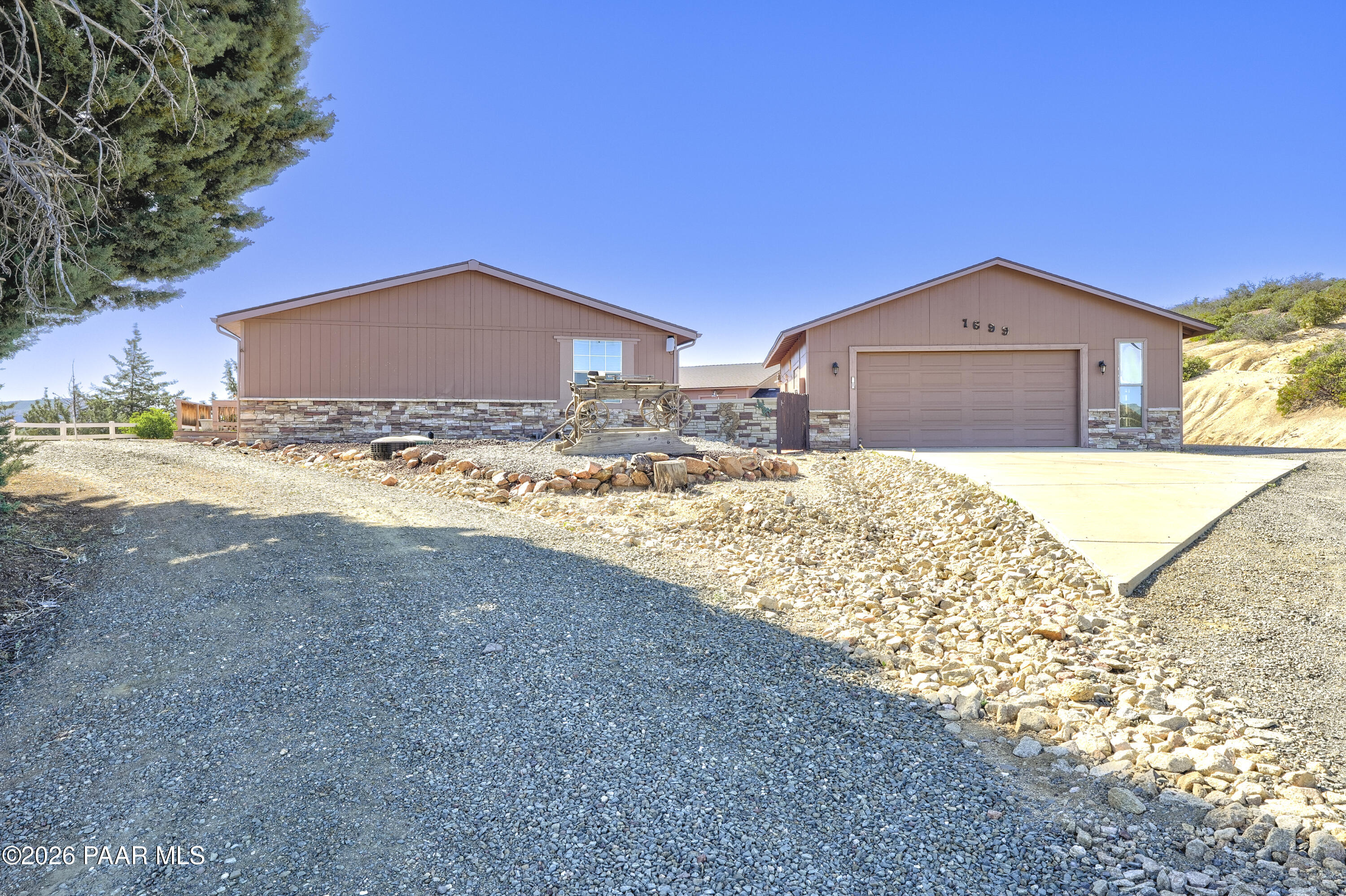 1699 Trinity Lane Dewey, AZ 86327 - Photo 28 of 45 Garage View