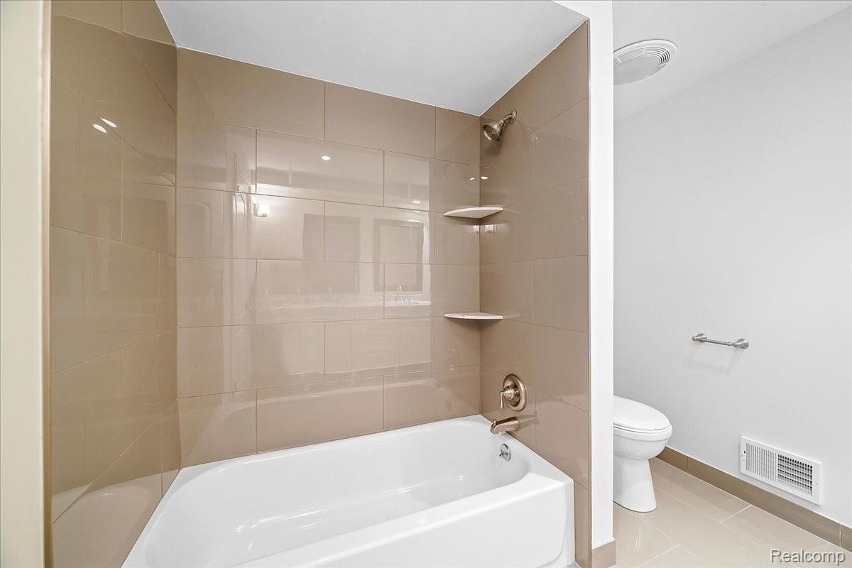 2235 West Maple Road Birmingham, MI 48009 - Photo 22 of 33 28-Bathroom.jpg