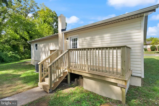 a view of a barn in the middle of a yard