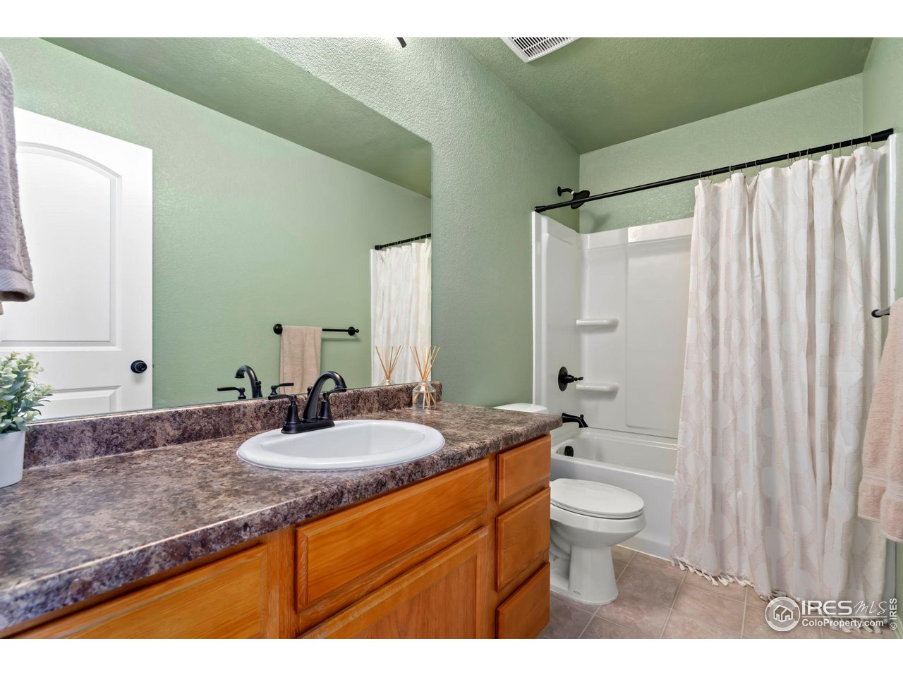 10300 19th St Road Greeley, CO 80634 - Photo 22 of 27 Full bath on upper level. Laundry room with washer and dryer also located on upper level.