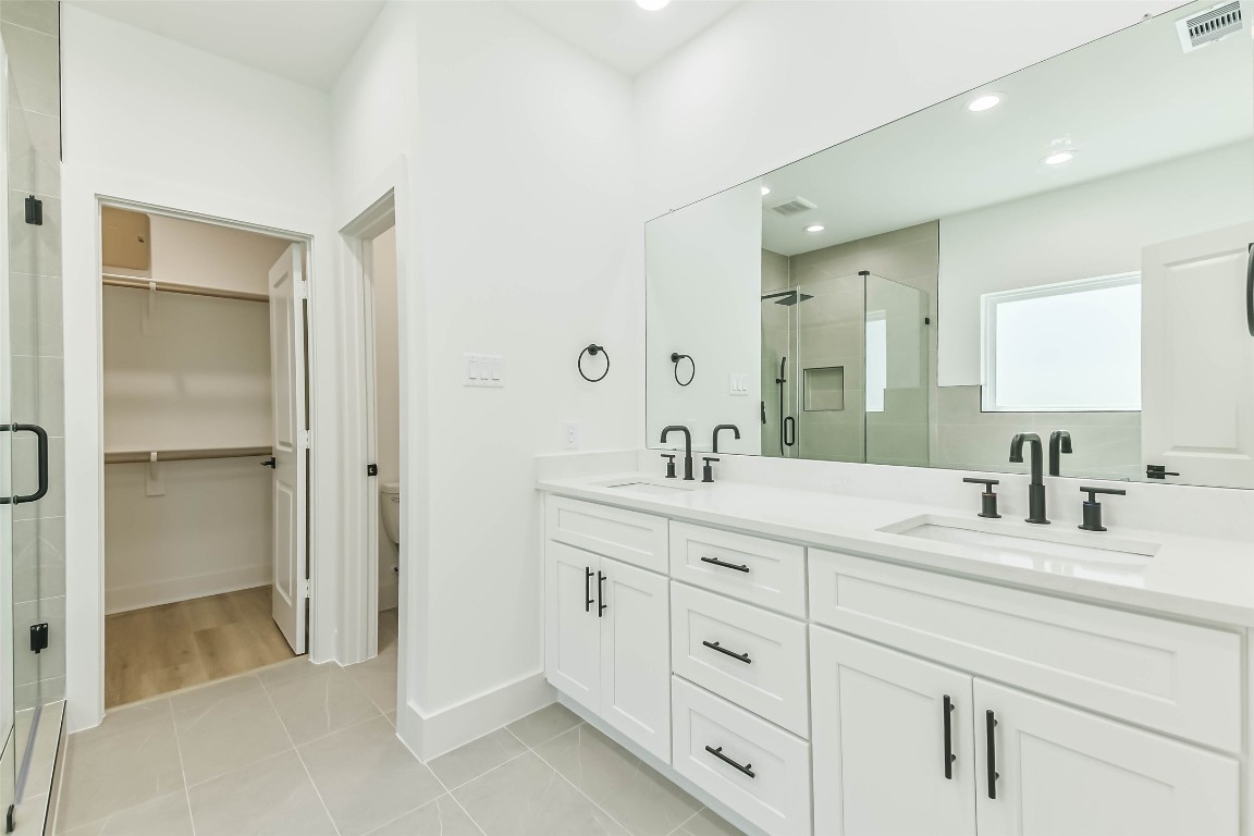 5703 Balbo Street, Unit F Houston, TX 77091 - Photo 29 of 39 a bathroom with a sink and a mirror
