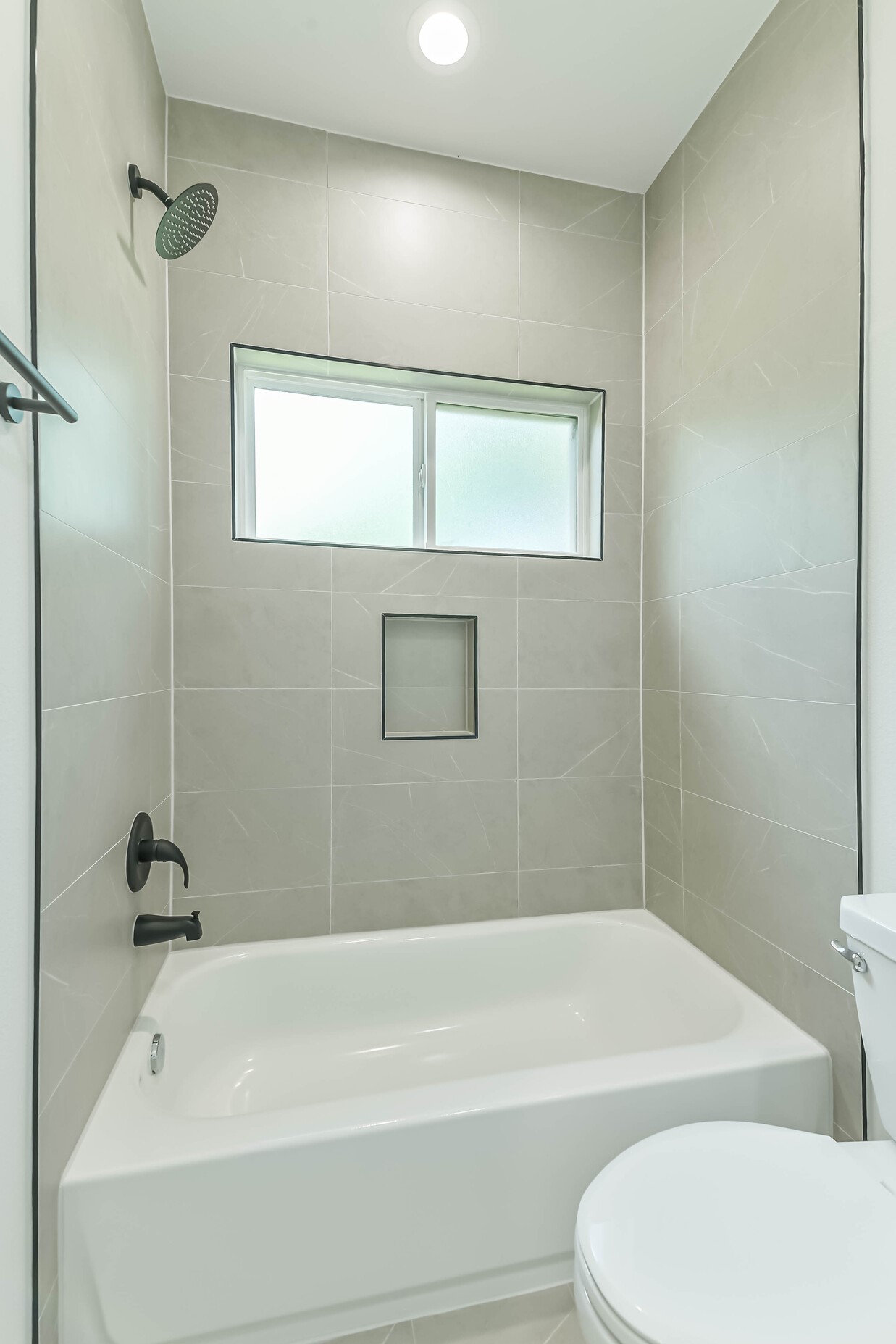 5703 Balbo Street, Unit F Houston, TX 77091 - Photo 37 of 39 a bathroom with a bathtub and a toilet