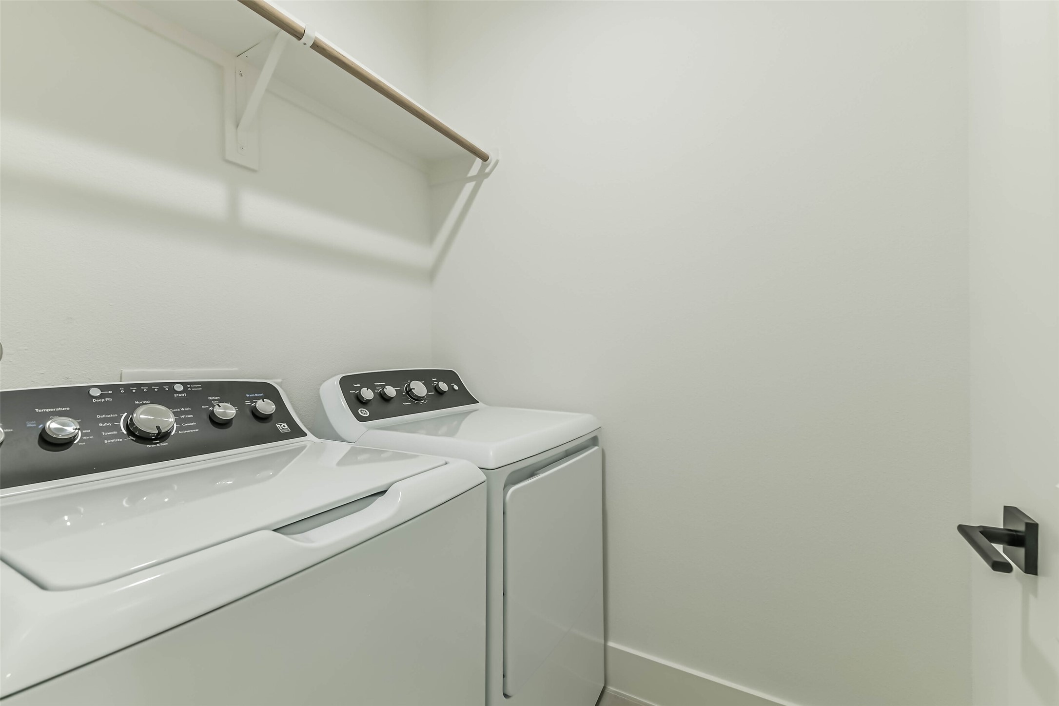 5703 Balbo Street, Unit F Houston, TX 77091 - Photo 38 of 39 a utility room with dryer and washer