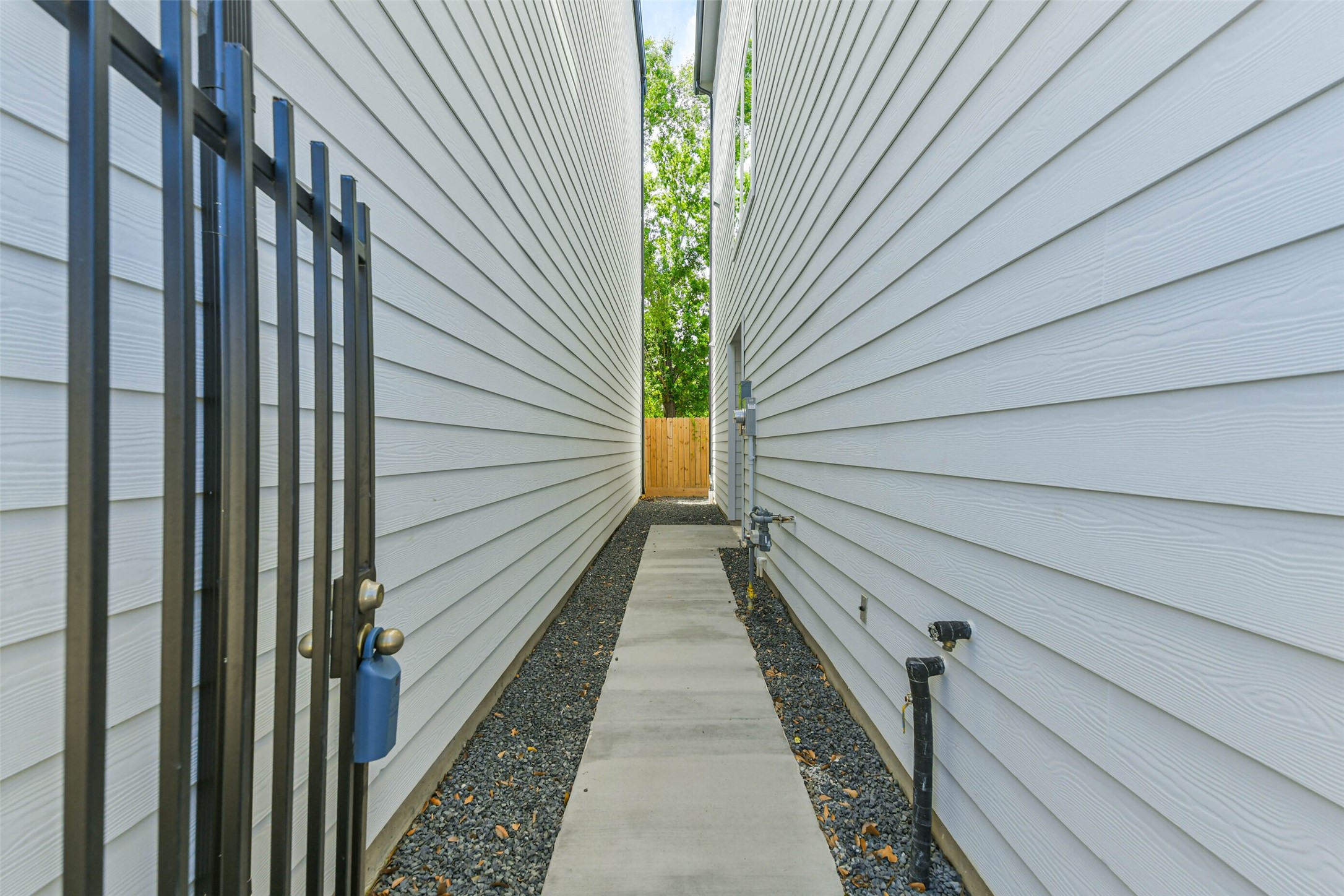 5703 Balbo Street, Unit F Houston, TX 77091 - Photo 4 of 39 a view of a pathway with a balcony