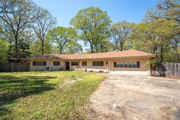 $300,000 | 375 County Road, Powderly, TX 75473