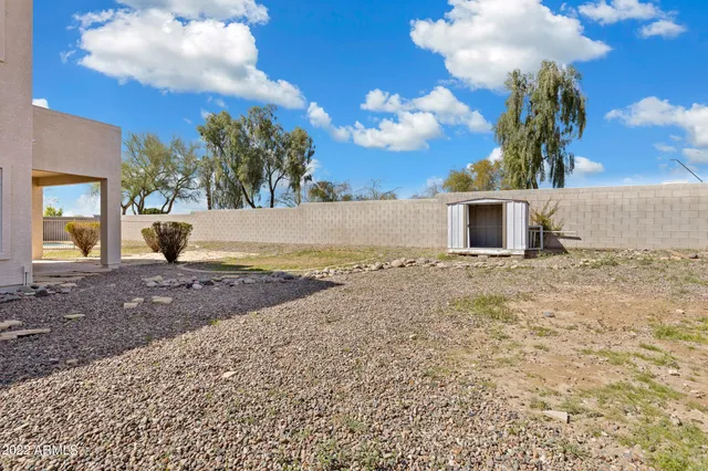 a view of a house with backyard