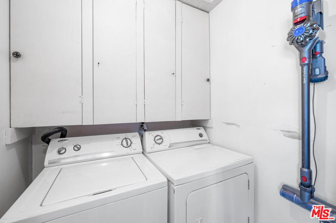 318 East Fairview Boulevard Inglewood, CA 90302 - Photo 24 of 45 a utility room with dryer and washer