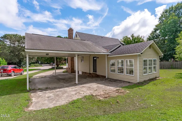 a view of a house with a yard