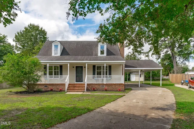 a view of a house with backyard