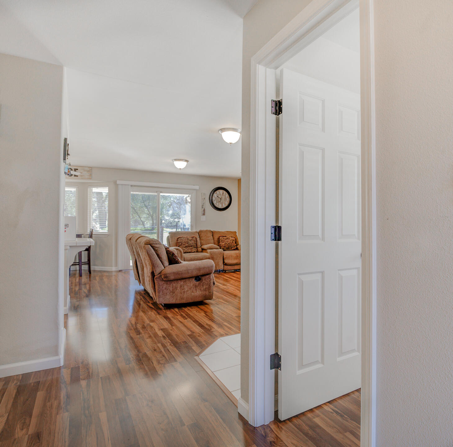 10063 Salmon Creek Road Redding, CA 96003 - Photo 5 of 28 Entry way