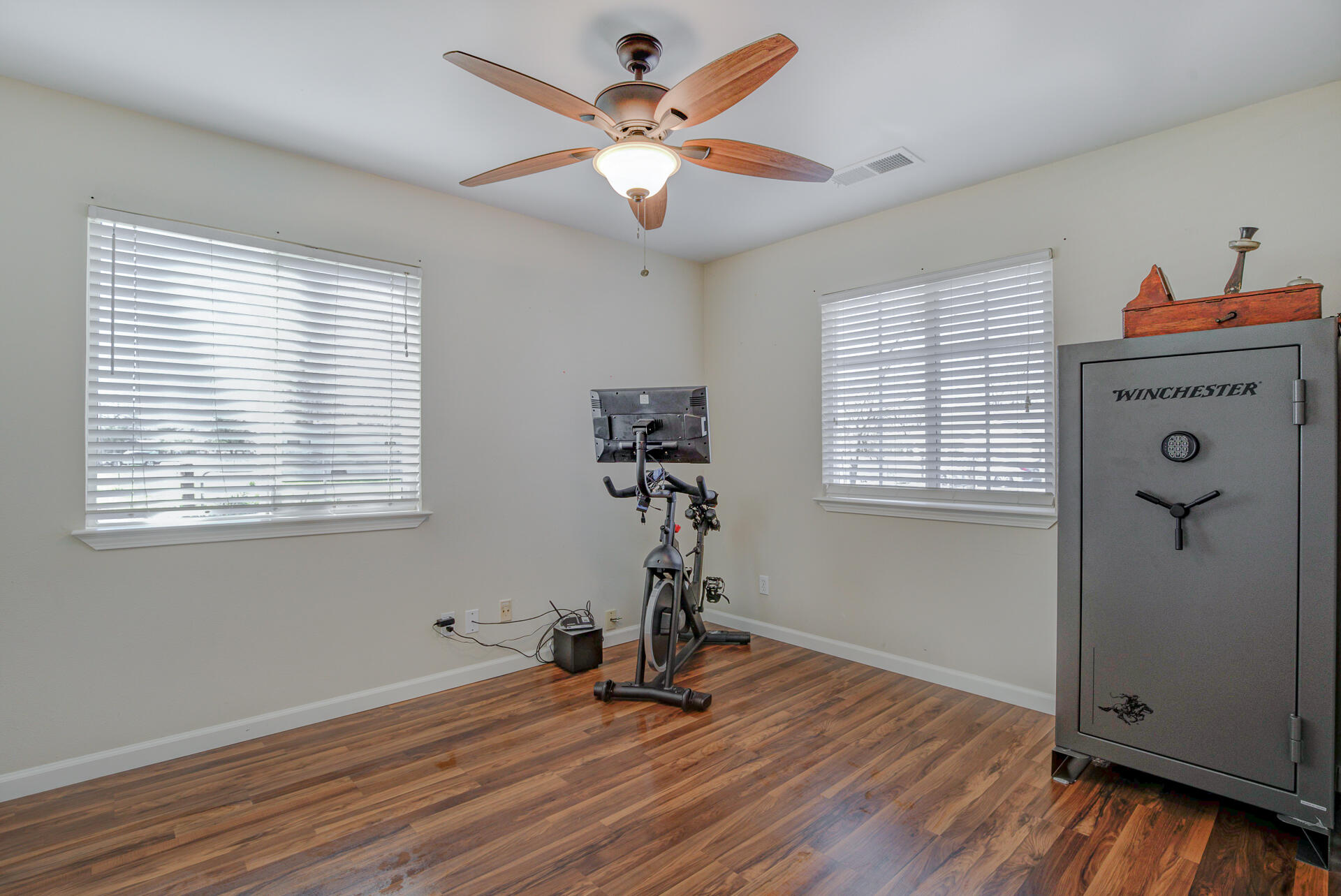 10063 Salmon Creek Road Redding, CA 96003 - Photo 6 of 28 Office/ near living room