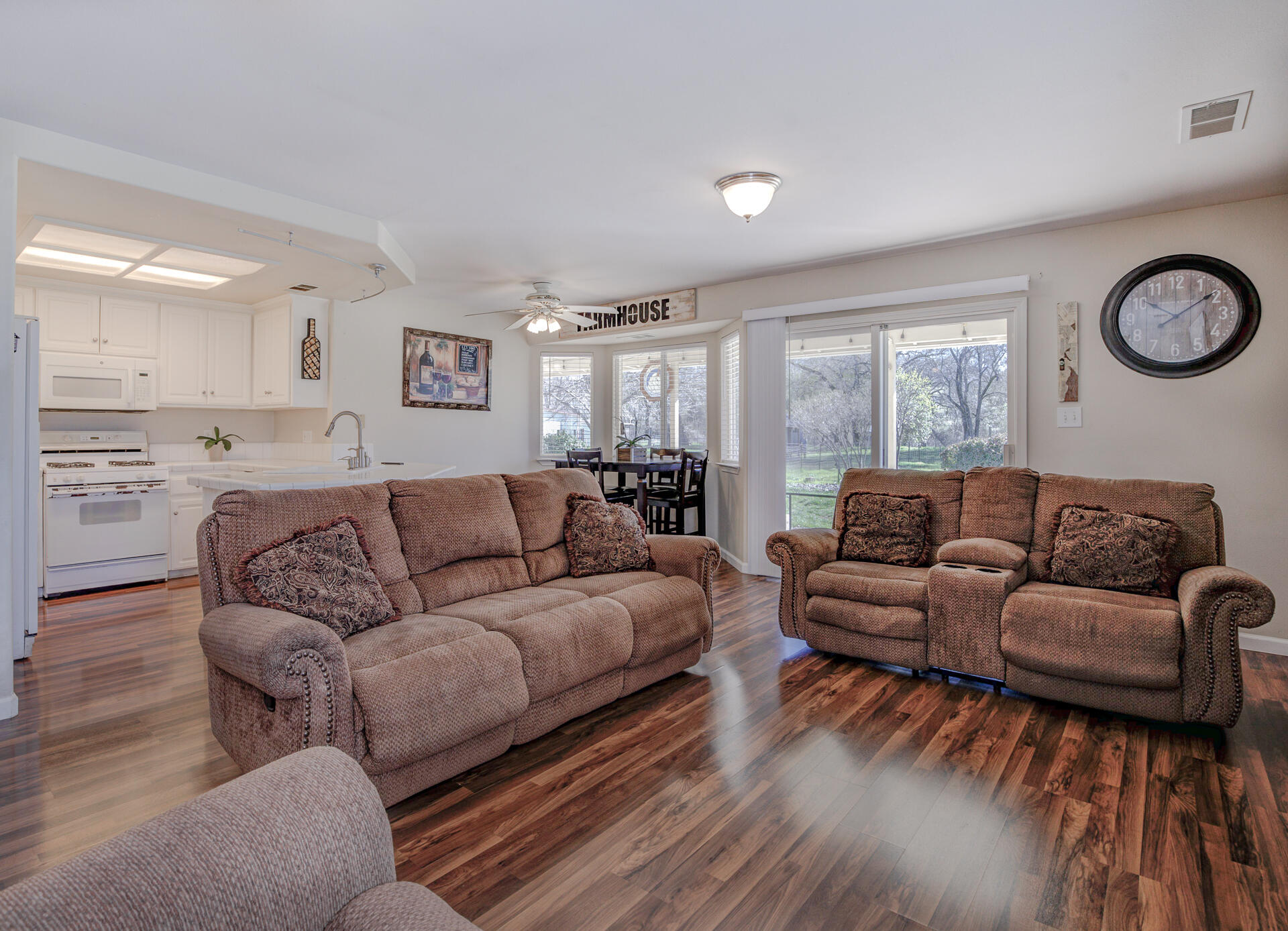 10063 Salmon Creek Road Redding, CA 96003 - Photo 7 of 28 Living, dining, kitchen