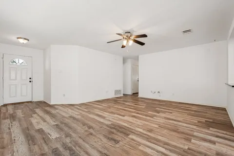 a view of empty room with a ceiling fan