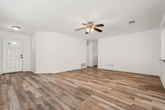 a view of empty room with a ceiling fan