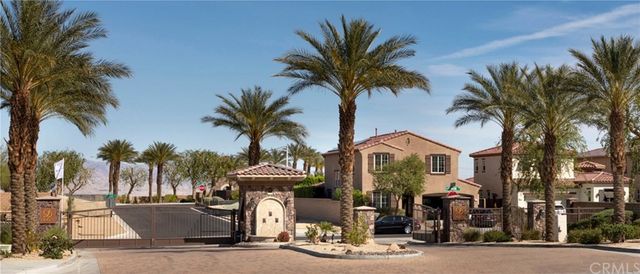 a picture of a small white and white wall