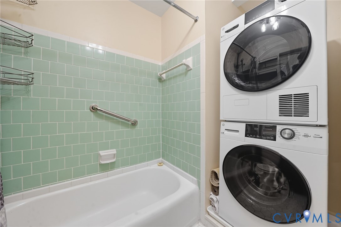 403 North Hamilton Street, Unit J Richmond, VA 23221 - Photo 20 of 27 a bathroom with a sink and a mirror