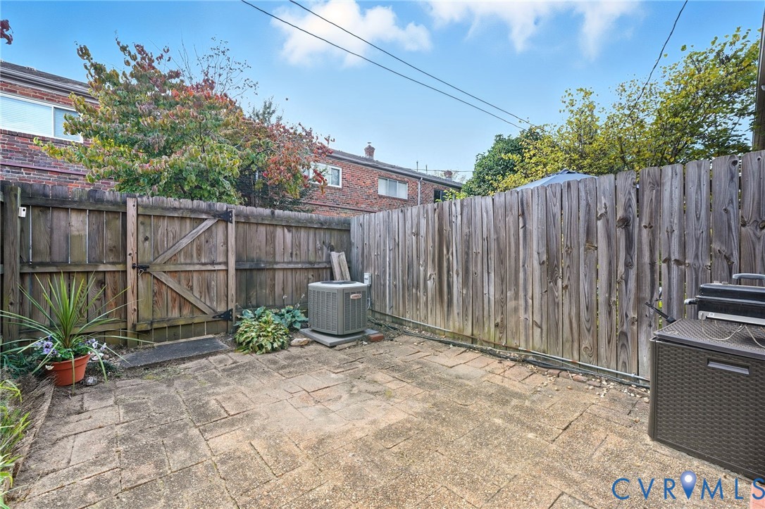 403 North Hamilton Street, Unit J Richmond, VA 23221 - Photo 21 of 27 a view of a backyard with wooden fence