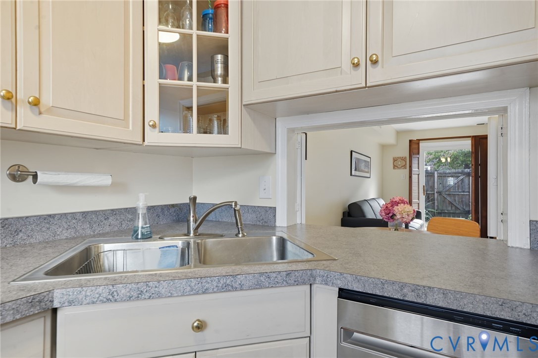 403 North Hamilton Street, Unit J Richmond, VA 23221 - Photo 9 of 27 a kitchen with granite countertop a sink and cabinets