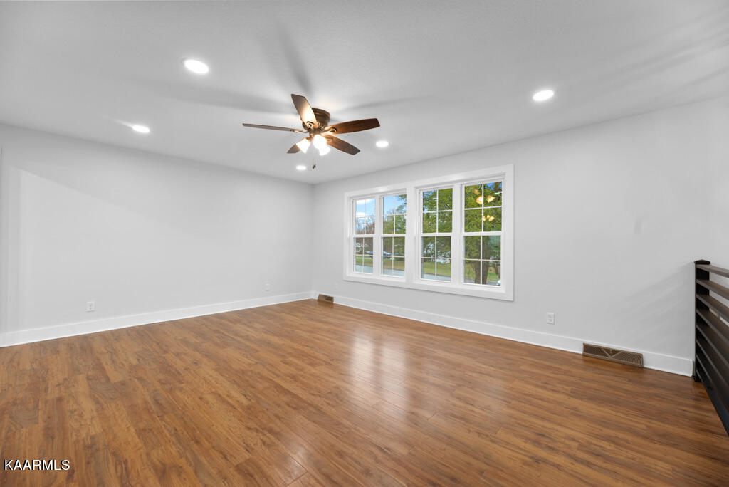 306 Yarnell Road Clinton, TN 37716 - Photo 4 of 30 Yrnll306 (3)