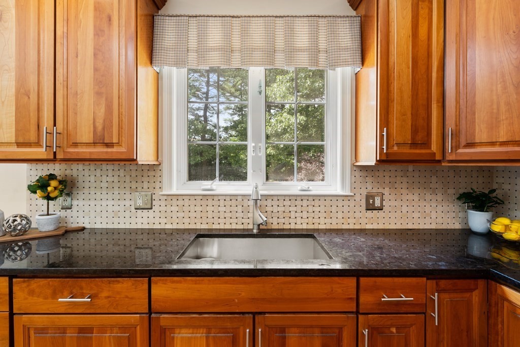 37 Glen Road Hopkinton, MA 01748 - Photo 7 of 42 Gallery Image 7