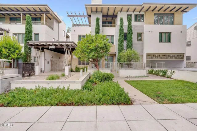 a view of a house with backyard and garden