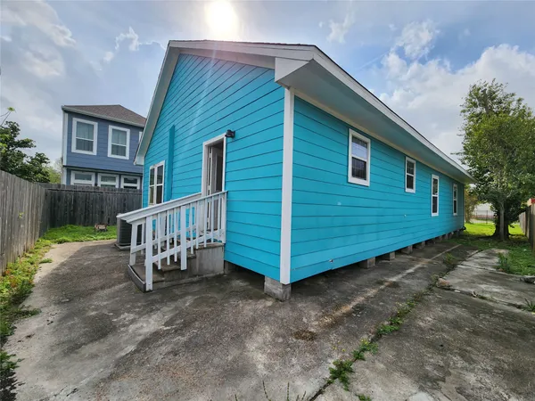 $2,100 | 1105 Erin Street, Houston, TX 77009