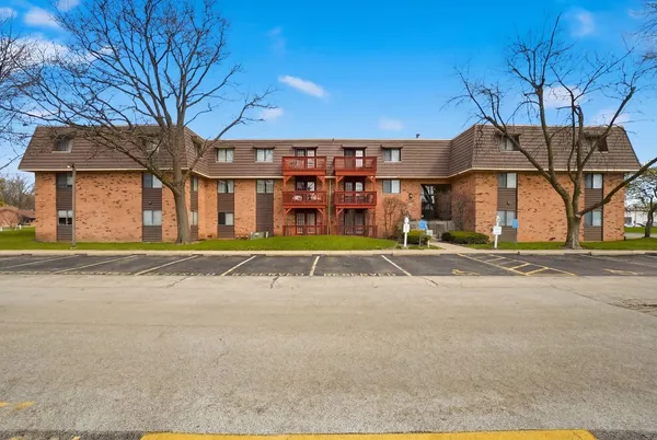 $172,000 | 1895 Tall Oaks Drive, Unit 3508, Aurora, IL 60505