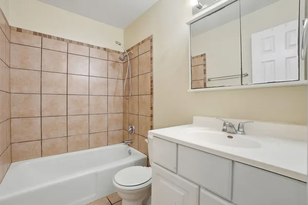 $172,000 | 1895 Tall Oaks Drive, Unit 3508, Aurora, IL 60505