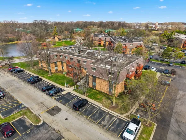 $172,000 | 1895 Tall Oaks Drive, Unit 3508, Aurora, IL 60505