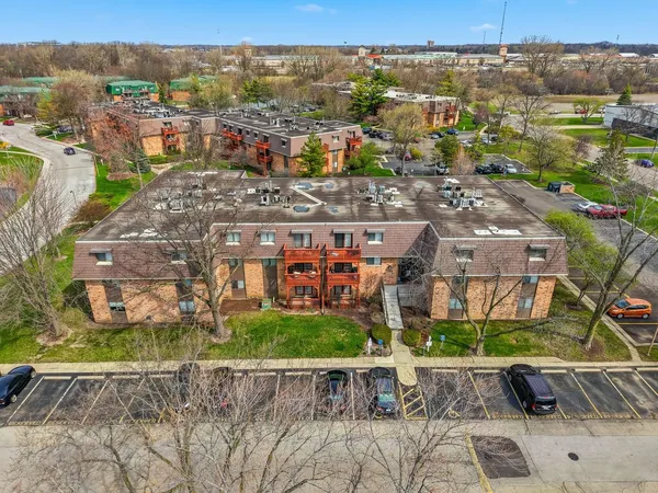 $172,000 | 1895 Tall Oaks Drive, Unit 3508, Aurora, IL 60505