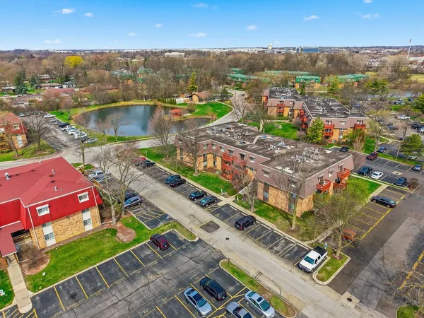 $172,000 | 1895 Tall Oaks Drive, Unit 3508, Aurora, IL 60505