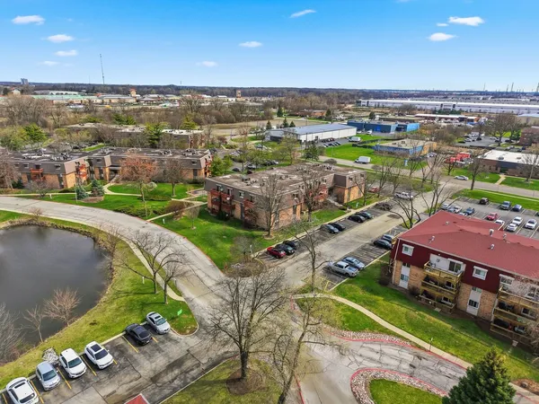 $172,000 | 1895 Tall Oaks Drive, Unit 3508, Aurora, IL 60505