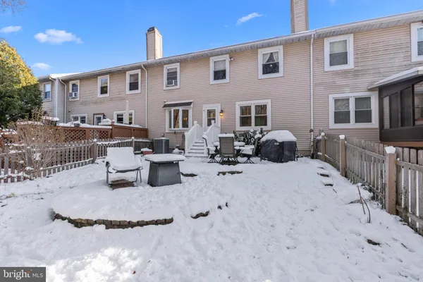 a view of a house with backyard