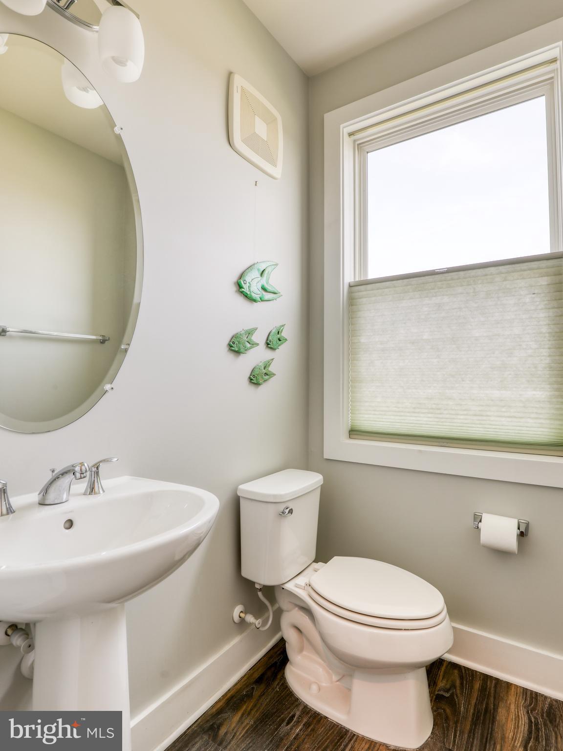 44852 Tiverton Square Ashburn, VA 20147 - Photo 15 of 45 Main floor bath