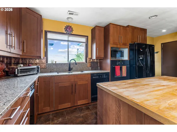 $399,000 | 24 Northeast Mt Hebron Drive, Pendleton, OR 97801