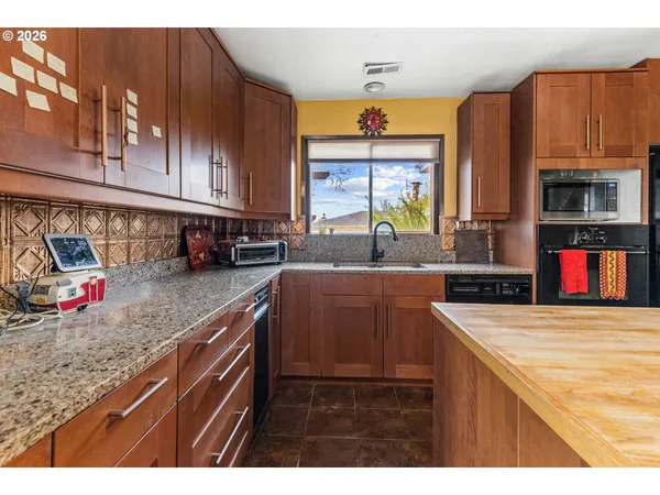 $399,000 | 24 Northeast Mt Hebron Drive, Pendleton, OR 97801