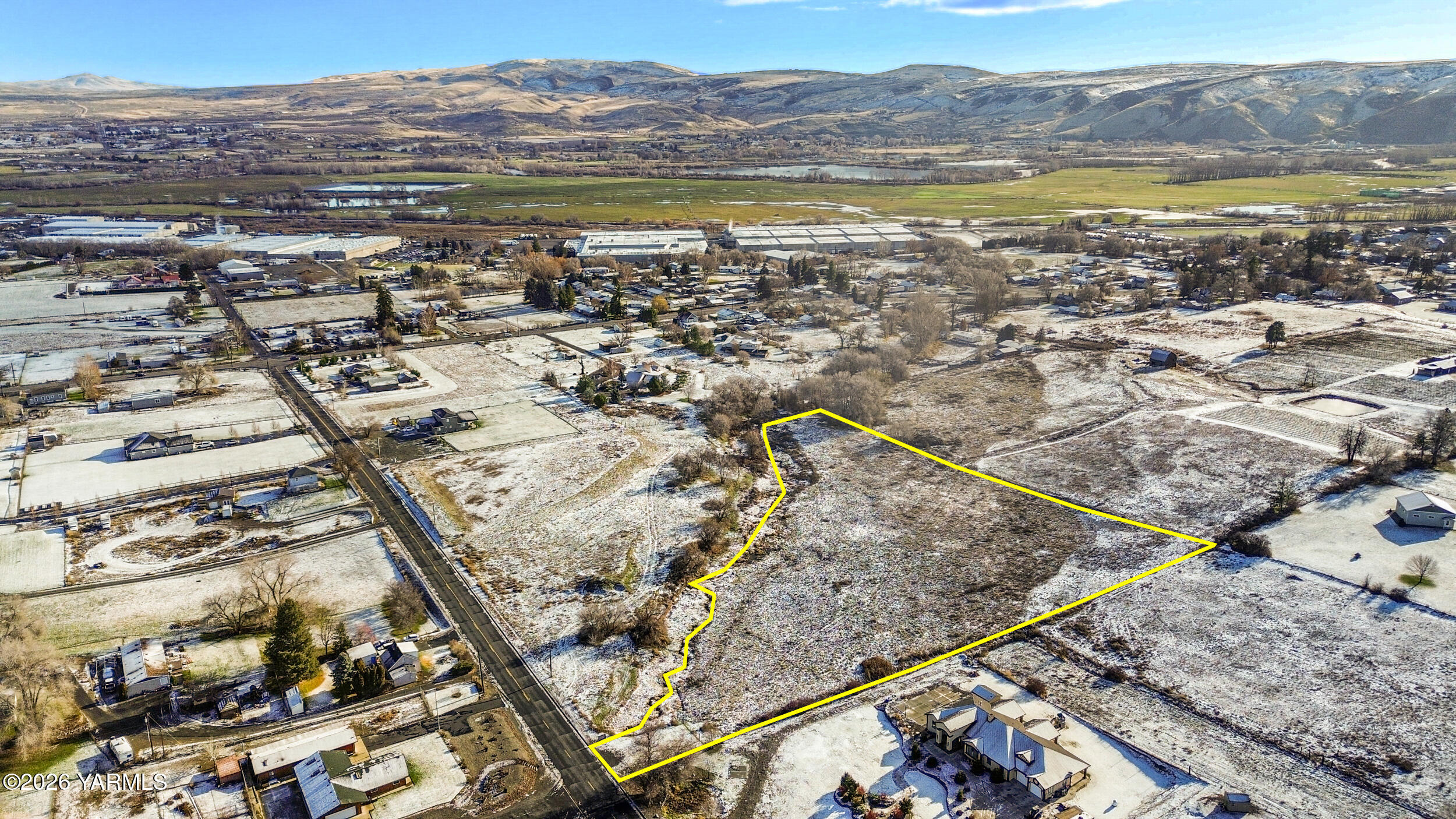 Nka Lancaster Road Selah, WA 98942 - Photo 2 of 4 a view of a city with an ocean