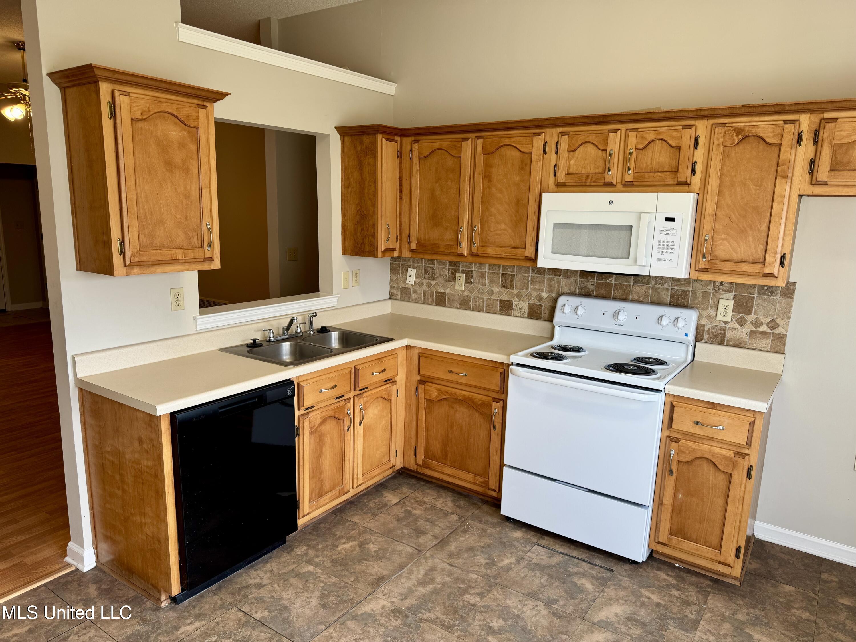 8289 Clubview Drive Olive Branch, MS 38654 - Photo 3 of 19 Photo Jan 07 2026, 1 23 07 PM