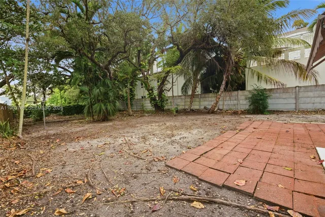 $2,450 | 3265 Franklin Avenue, Unit DOWNSTAIRS, Miami, FL 33133