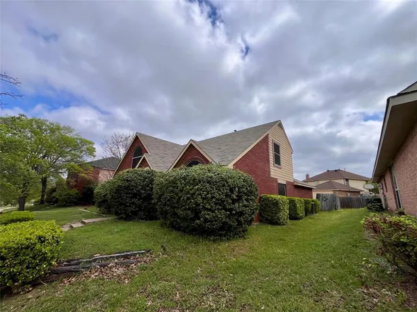 $2,000 | 231 North Waterford Oaks Drive, Cedar Hill, TX 75104